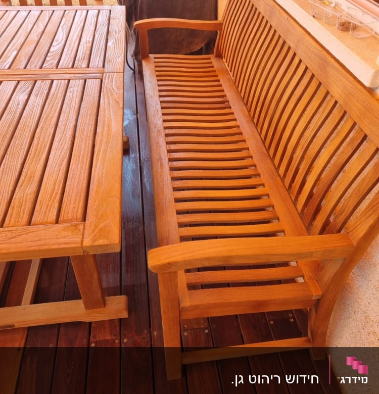 ריהוט גן מעץ הכולל שולחן וספסל